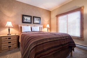 1 slaapkamer, een strijkplank/strijkijzer, wifi, beddengoed