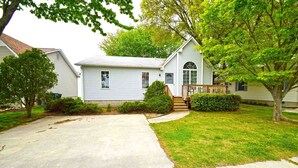 A single-story house with a front porch, a small front yard, and a driveway. - Fountain Road 13701-Bayside 137th St, W/D, AC (Ocean City)
