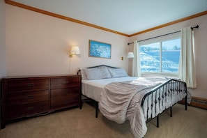 1 bedroom, iron/ironing board, WiFi, bed sheets - SM436 | Charming Condo | Mountain Views | Hot Tub | Ski In | Free City Bus (Steamboat Springs)