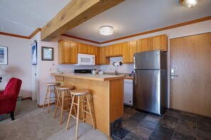 Refrigerador, horno, placa de cocina, cafetera/tetera