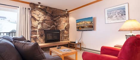 Televisión y chimenea