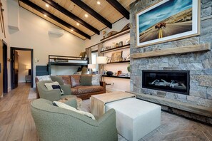 Televisie, een open haard en een dvd-speler