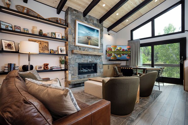 Televisie, een open haard en een dvd-speler