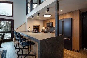 Een koelkast, een oven, een kookplaat, een koffiezetapparaat/waterkoker