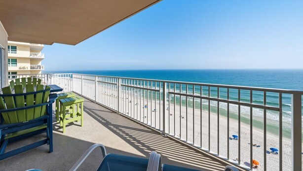 Ein Balkon mit Blick auf Strand und Meer.