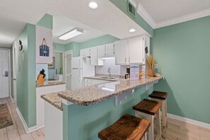 Fridge, microwave, oven, stovetop - Boardwalk 986- Your Summer Vacation is Right Around the Corner (Gulf Shores)