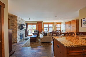 Fernseher, Kamin, DVD-Player