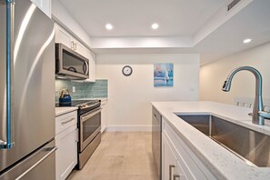 Refrigerador, microondas, horno, placa de cocina