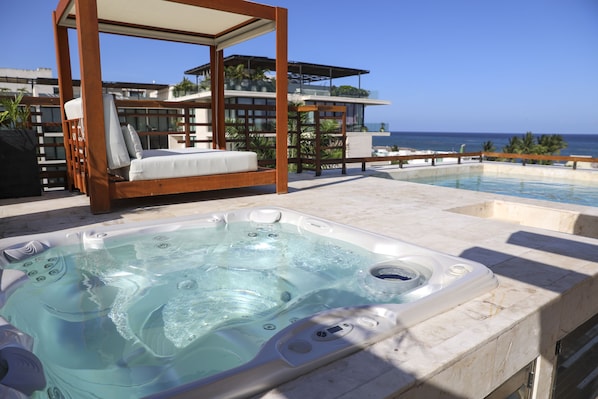 Tina de hidromasaje al aire libre