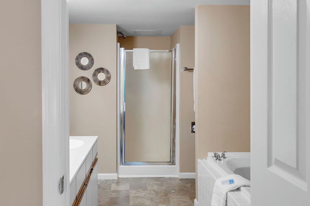 Un baño moderno con ducha, bañera y tocador.