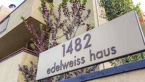 Un bâtiment sur lequel on peut lire l’inscription « 1482 Edelweiss Haus ».
