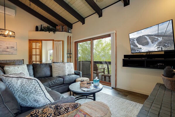 TV, caminetto, lettore DVD