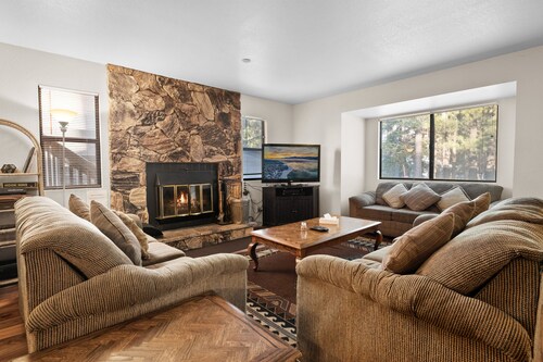 Summit X-ross Roads - Walk to Snow Summit, Fireplace, Deck, Barbecue