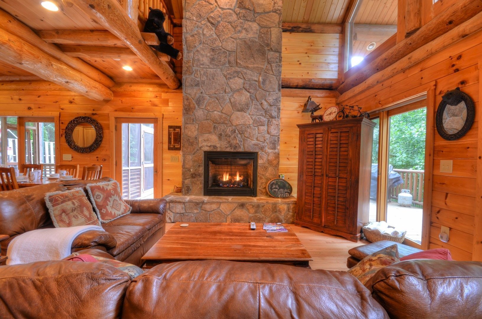 Televisión, chimenea, reproductor de DVD, futbolito