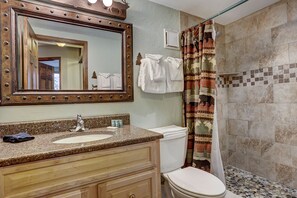 Bañera con ducha, secador de pelo, toallas