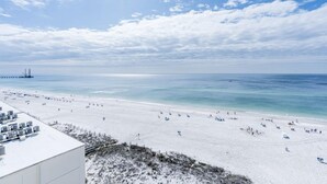 Een strand met een heldere lucht en rustige zee.