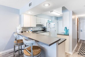 Fridge, microwave, oven, stovetop - Boardwalk 982- Great Views~Great Vibes~Book Now (Gulf Shores)