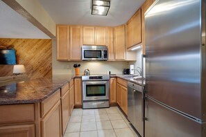 Kühlschrank, Ofen, Herdplatte, Wasserkocher mit Kaffee-/Teezubehör