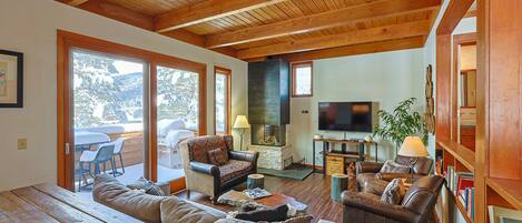 Una televisión, una chimenea