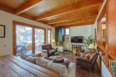 All engineered flooring Updated Townhome close to everything Sleeps 6!