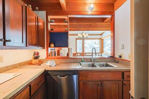 Fridge, microwave, oven, stovetop - All engineered flooring Updated Townhome close to everything Sleeps 6! (Keystone)