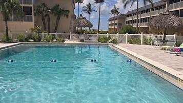 Een verwarmd zwembad