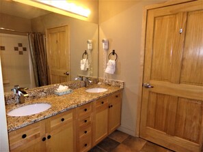 Ensemble douche/baignoire, sèche-cheveux, serviettes fournies