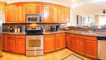 Refrigerador, microondas, placa de cocina, lavavajillas