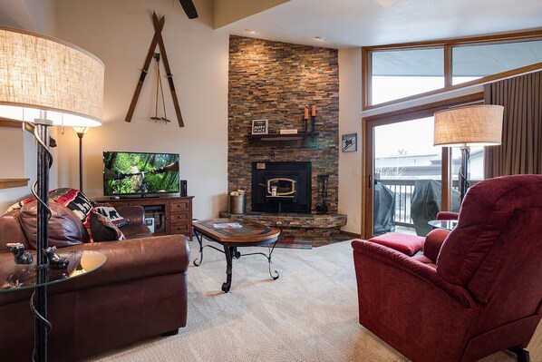 TV, fireplace