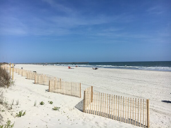 På stranden