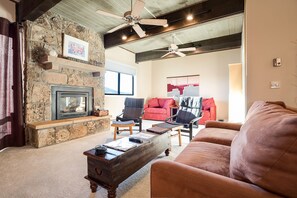 Een televisie en een open haard