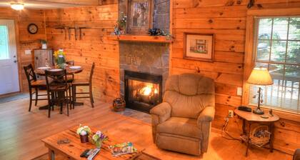 2BR cabin with hot tub, game room, Wi-Fi, and mountain views. Free train and rafting tix