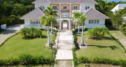 Luxury Villa with Private Pool, Cook,Maid & Golf Cart in Exclusive Punta Cana