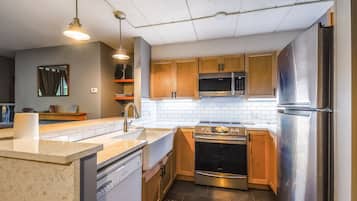 Fridge, microwave, stovetop, dishwasher