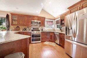 Fridge, microwave, oven, stovetop - Fontana View Retreat - Free Whitewater Rafting Passes + Luxury Family Home w/ (Fontana Dam)