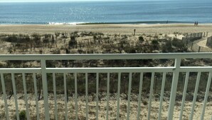 Blick auf einen Strand mit einer weißen Brüstung im Vordergrund.