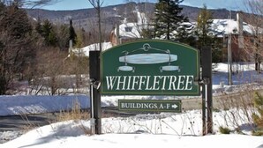Un panneau indiquant l’emplacement de Whiffletree, avec une flèche directionnelle pointant vers les bâtiments A à F.