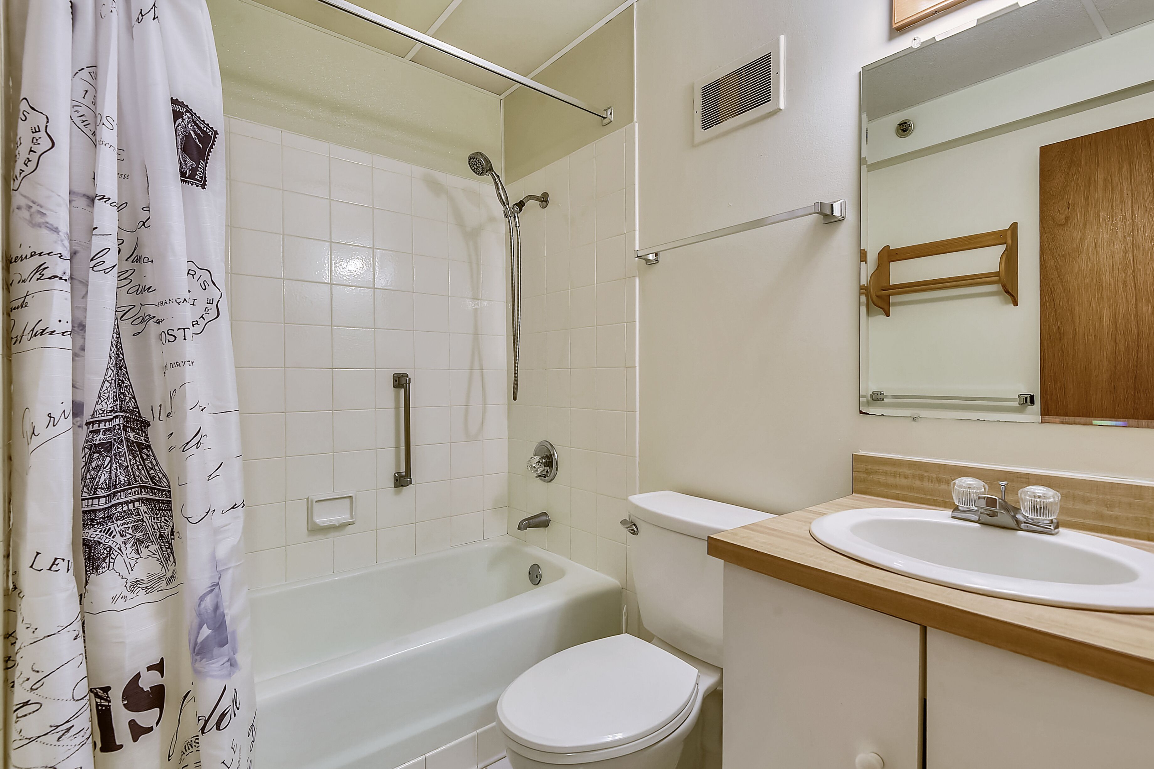 Ein Badezimmer mit Dusche, Toilette und Waschbecken.