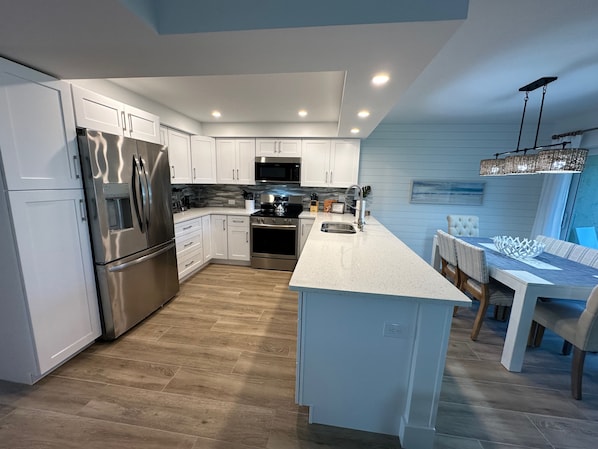 Refrigerador, microondas, horno, placa de cocina