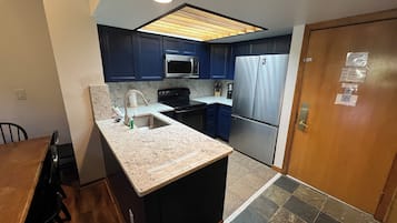 Cafetera/tetera, refrigerador, microondas, horno