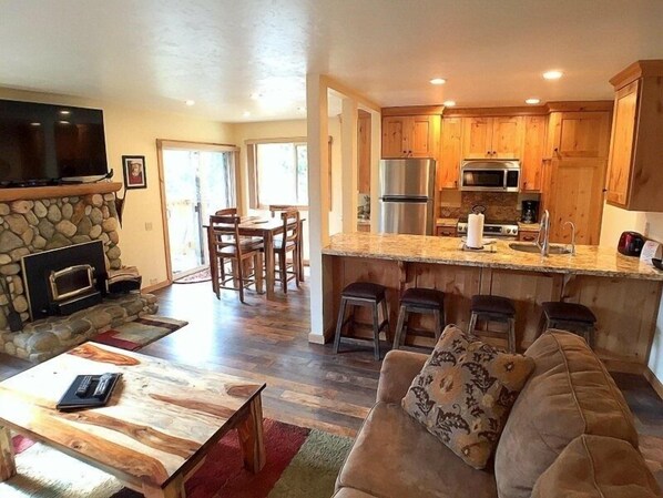 TV, caminetto, videogiochi, lettore DVD