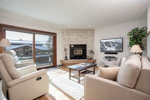 Een televisie en een open haard