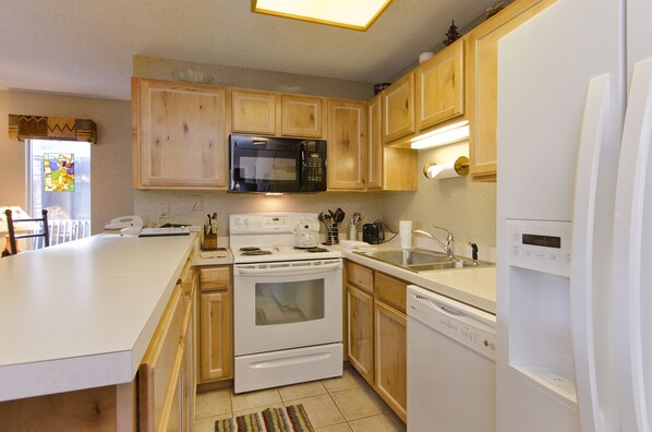 Fridge, oven, stovetop, dishwasher