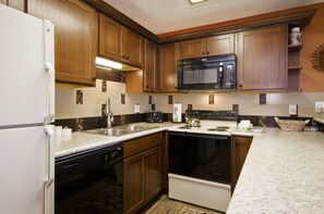 Een koelkast, een oven, een kookplaat, een koffiezetapparaat/waterkoker