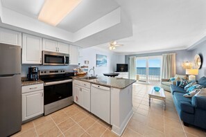 Jääkaappi, mikroaaltouuni, uuni, liesi