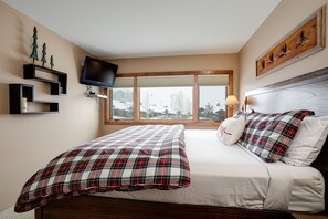 2 bedrooms, iron/ironing board, WiFi, bed sheets - BT105 | Amazing Views | Winter Shuttle | Ski In | Walk to Base Area | Hot Tub (Steamboat Springs)