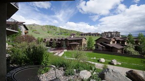Ein Resort mit mehreren Gebäuden, einem gepflegten Rasen und einer Bergkulisse im Hintergrund.