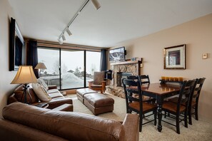 TV, fireplace, DVD player - BT105 | Amazing Views | Winter Shuttle | Ski In | Walk to Base Area | Hot Tub (Steamboat Springs)