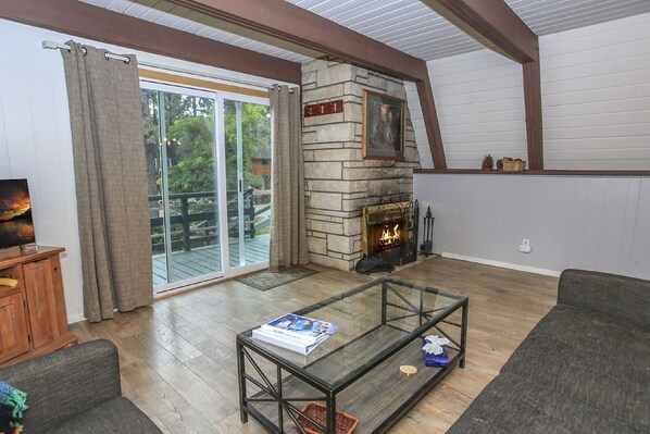 Een smart-tv, een open haard en een dvd-speler