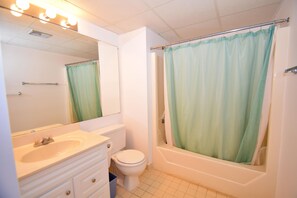 Ein Badezimmer mit Waschbecken, Toilette und Badewanne.